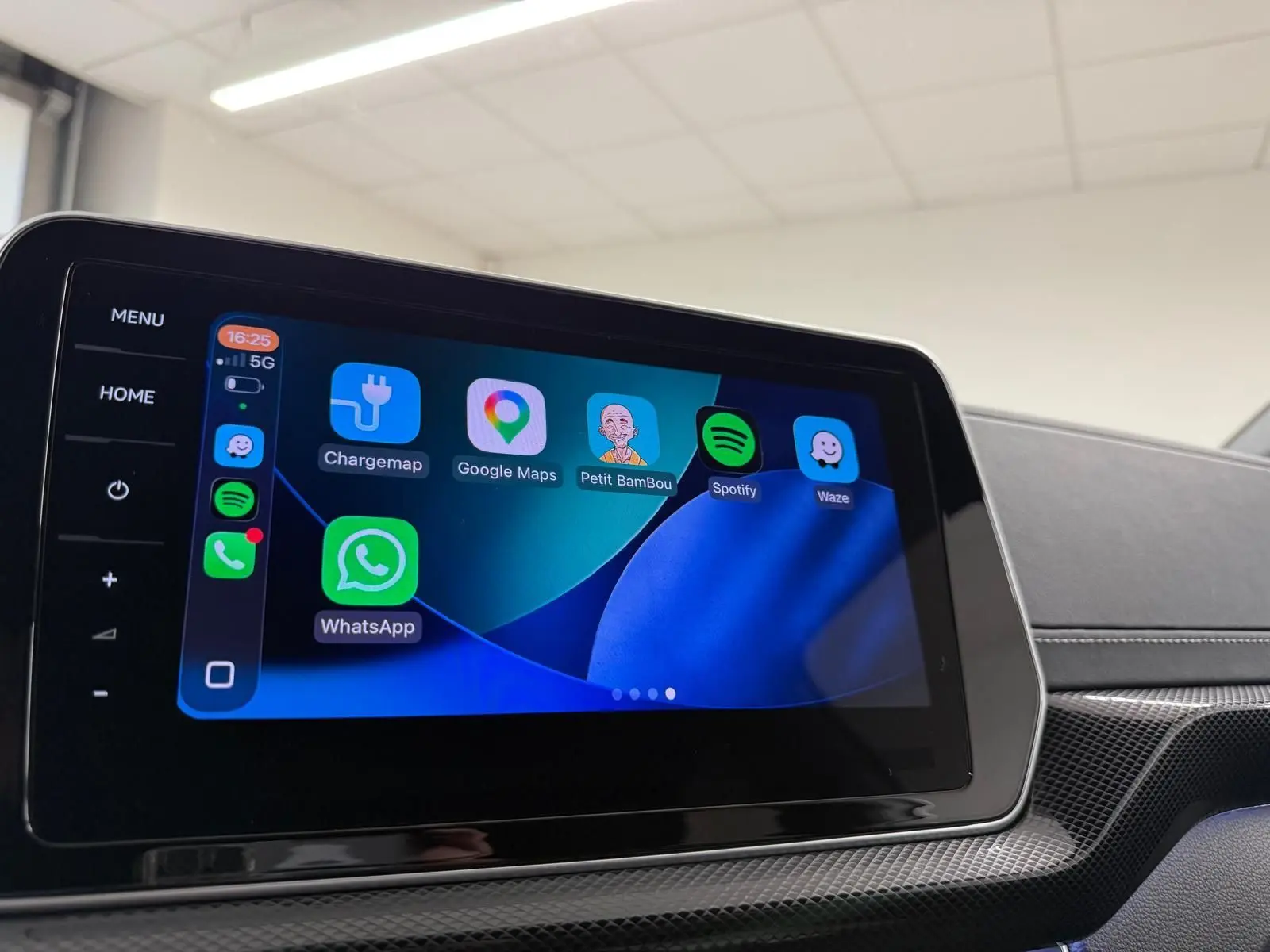 Écran tactile central du Volkswagen T-Cross 1.5 TSI R-Line 2024 affichant des applications connectées.