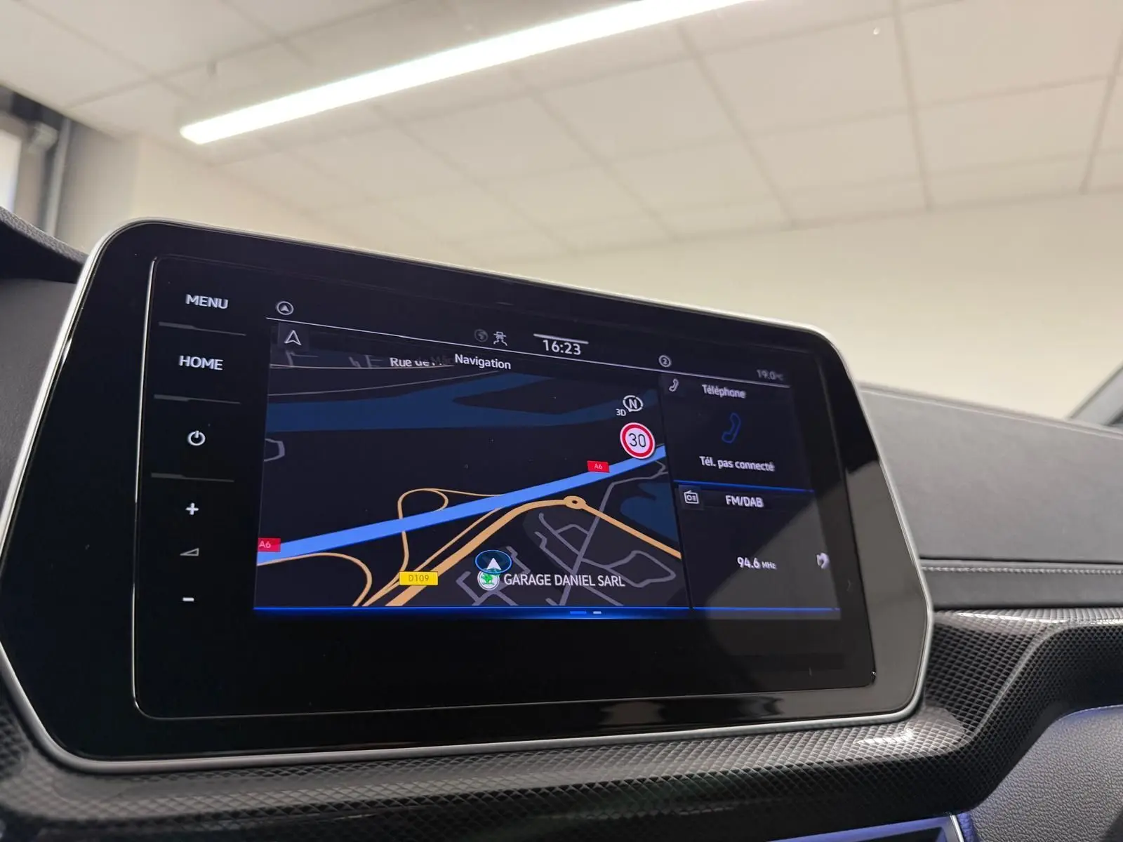 Écran tactile de navigation couleur 9,2'' du Volkswagen T-Cross 1.5 TSI R-Line, intérieur noir avec finitions carbone.