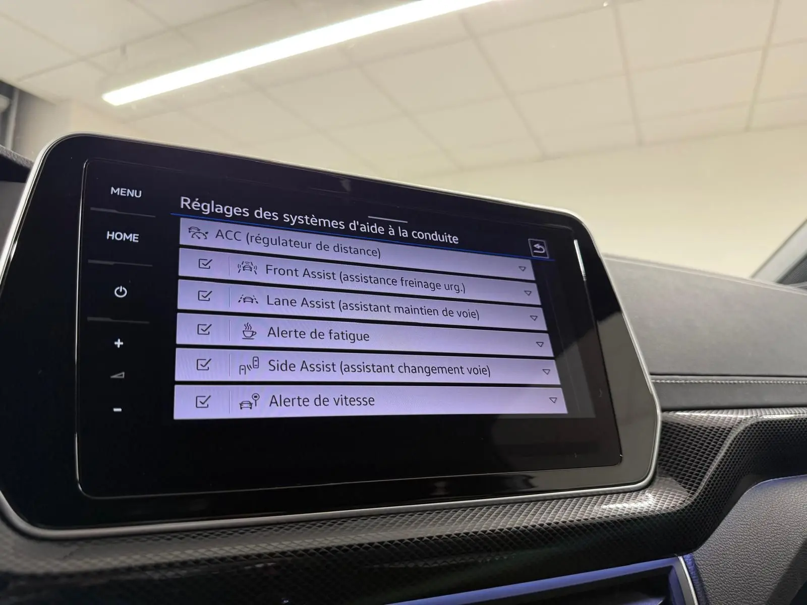 Écran tactile intérieur affichant les réglages d’aide à la conduite du Volkswagen T-Cross 1.5 TSI R-Line.