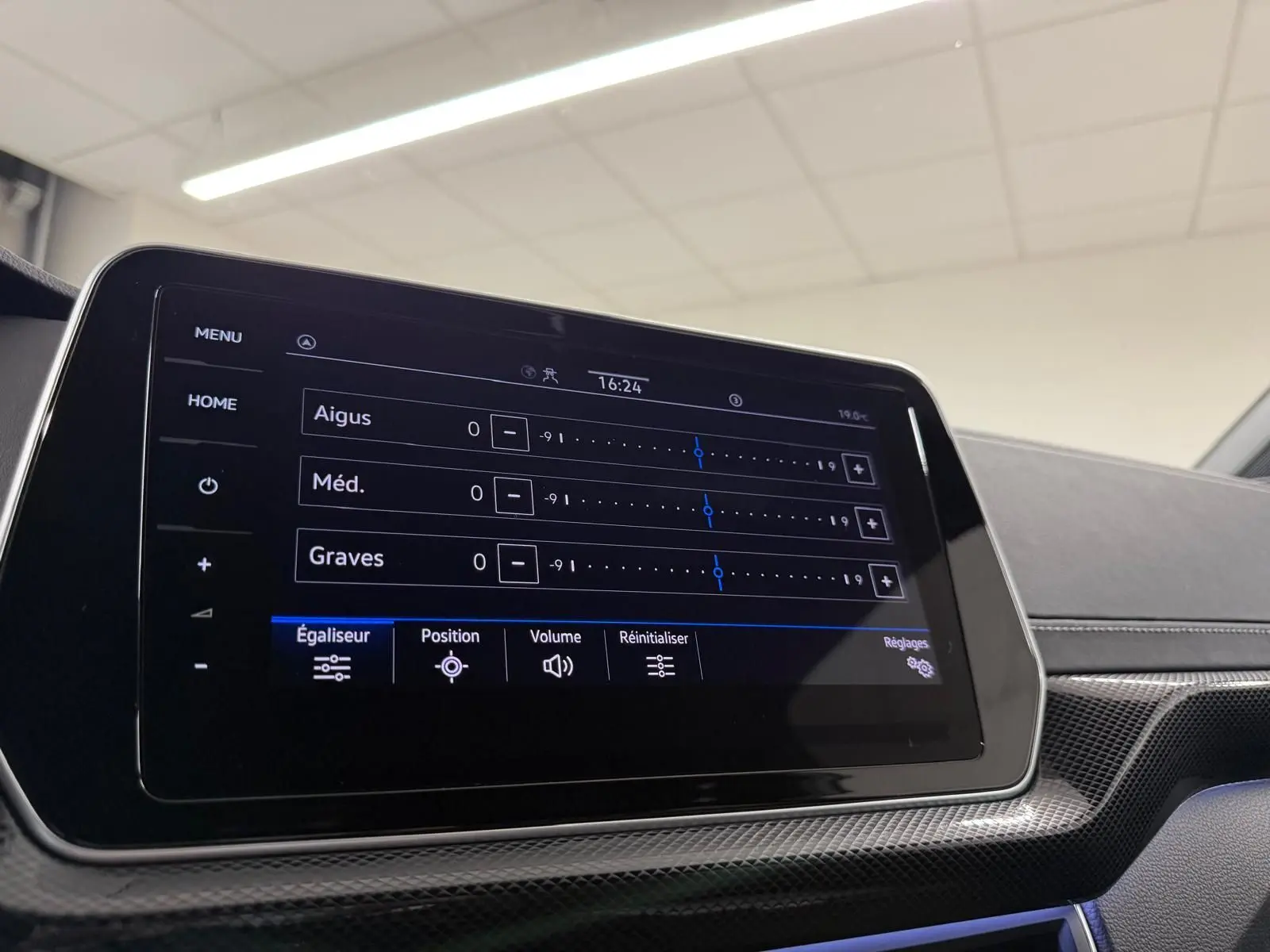 Écran tactile 9,2'' du système Discover Pro dans l'habitacle du Volkswagen T-Cross 2024 finition R-Line.
