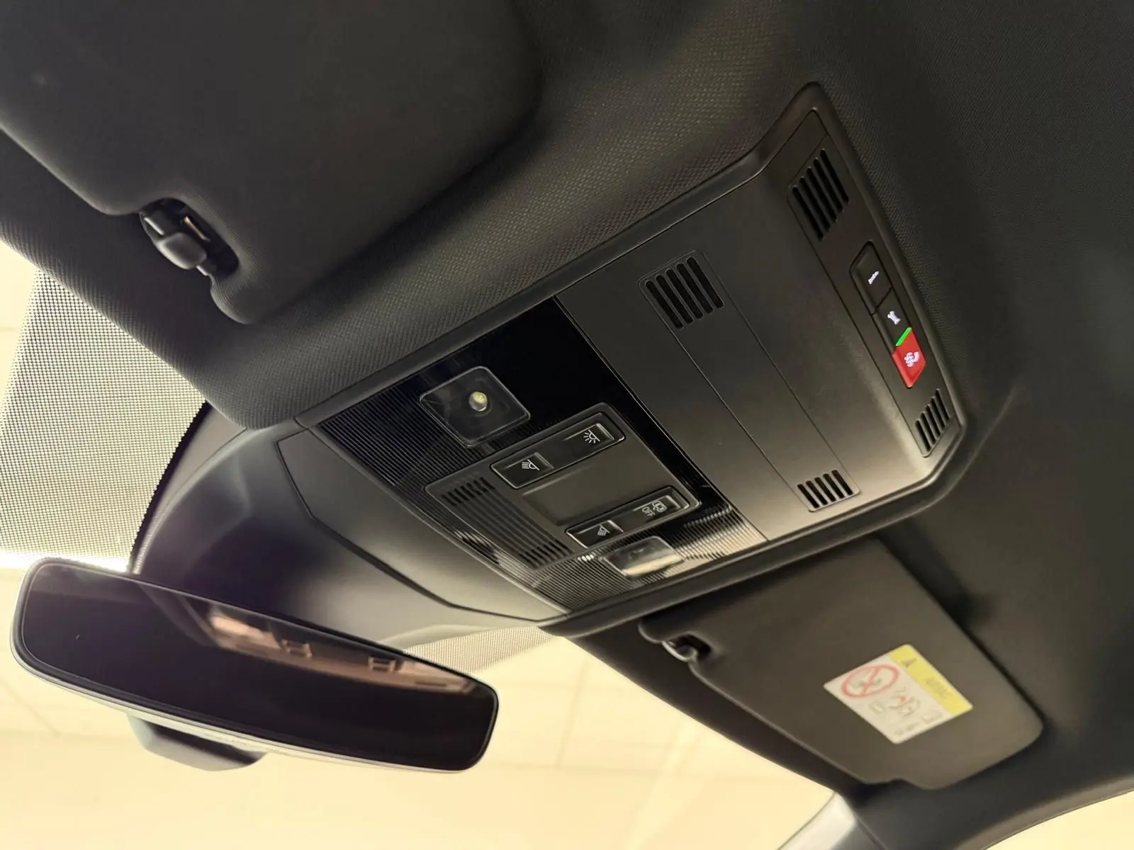 Vue intérieure du plafond avec rétroviseur et console de commandes noires du Volkswagen T-Cross 1.5 TSI 150 DSG7 R-Line 2024.