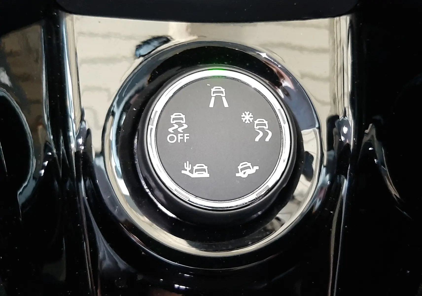Gros plan sur la molette de sélection des modes de conduite du Peugeot 2008 GT Line, finition noire brillante.