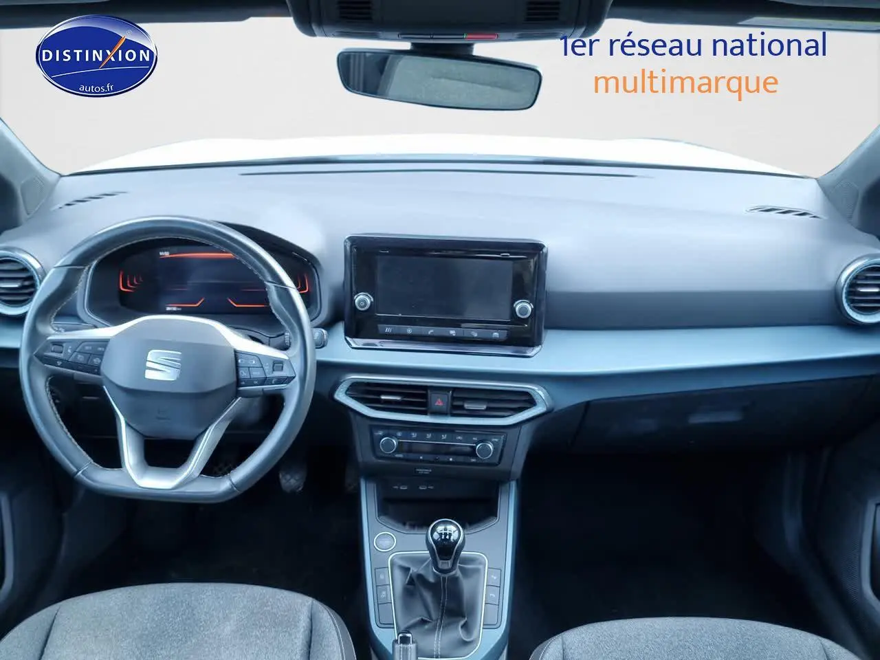 Tableau de bord et volant cuir multifonction d'une SEAT Arona blanche essence 2023, vue frontale intérieure.