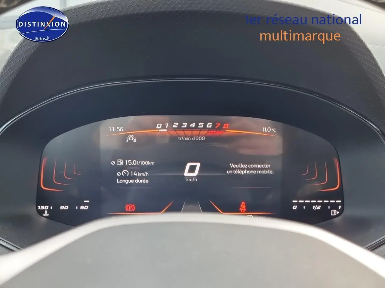 Tableau de bord numérique du SEAT Arona 2023 affichant vitesse, consommation et alertes en vue frontale rapprochée.