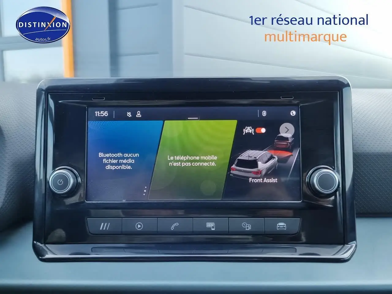 Écran tactile central du tableau de bord du SEAT Arona blanc 2023 affichant l'assistance Front Assist.