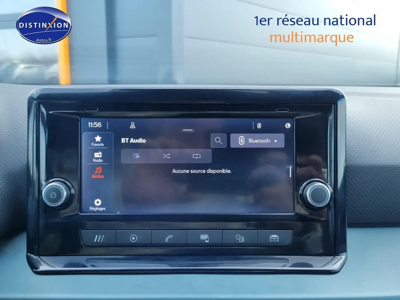 Écran tactile central de la SEAT Arona 2023 affichant le menu audio Bluetooth, entouré de commandes physiques.