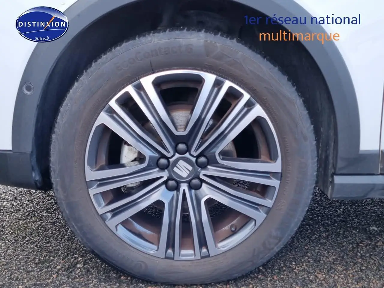 Gros plan sur la jante alu 17 pouces grise du côté avant droit d'un SEAT Arona blanc 2023.