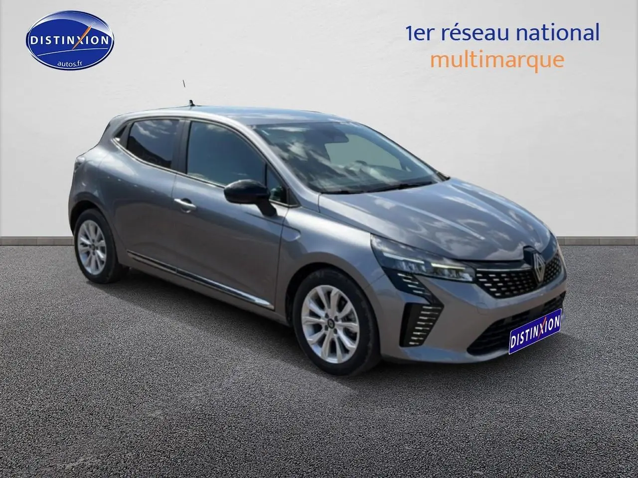 Renault Clio V gris foncé vue 3/4 avant droit avec phares LED et jantes alliage 16 pouces.