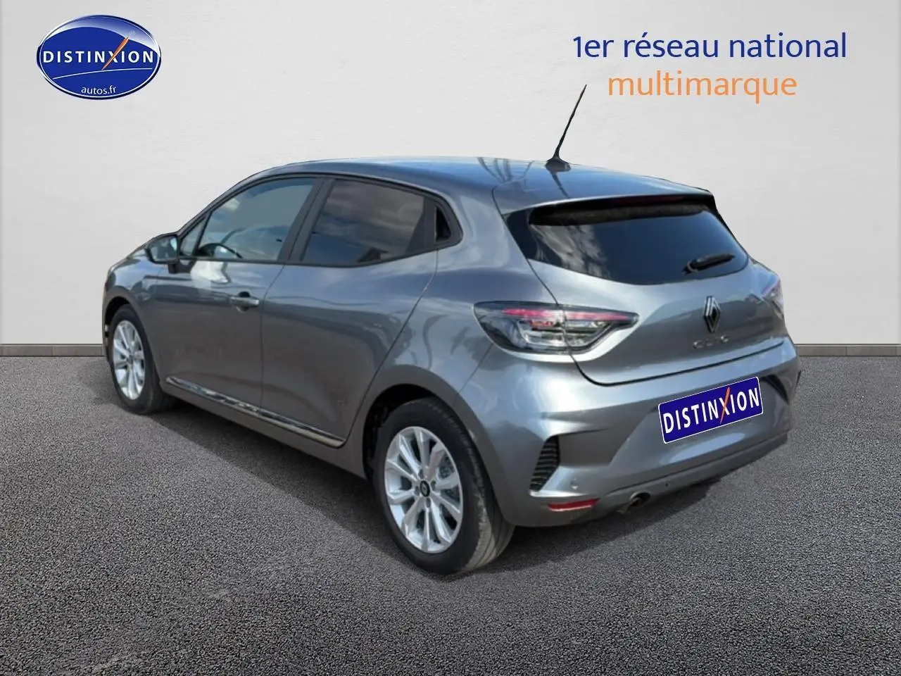 Renault Clio V gris foncé vue 3/4 arrière droit, avec feux LED et becquet arrière noir brillant.