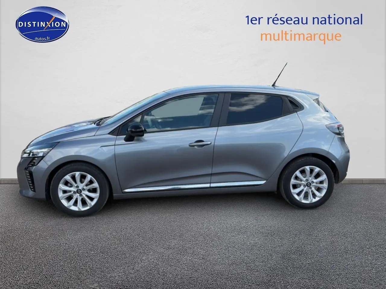 Profil droit de la Renault Clio V gris foncé 2025 avec jantes alliage et vitres teintées sur fond neutre.