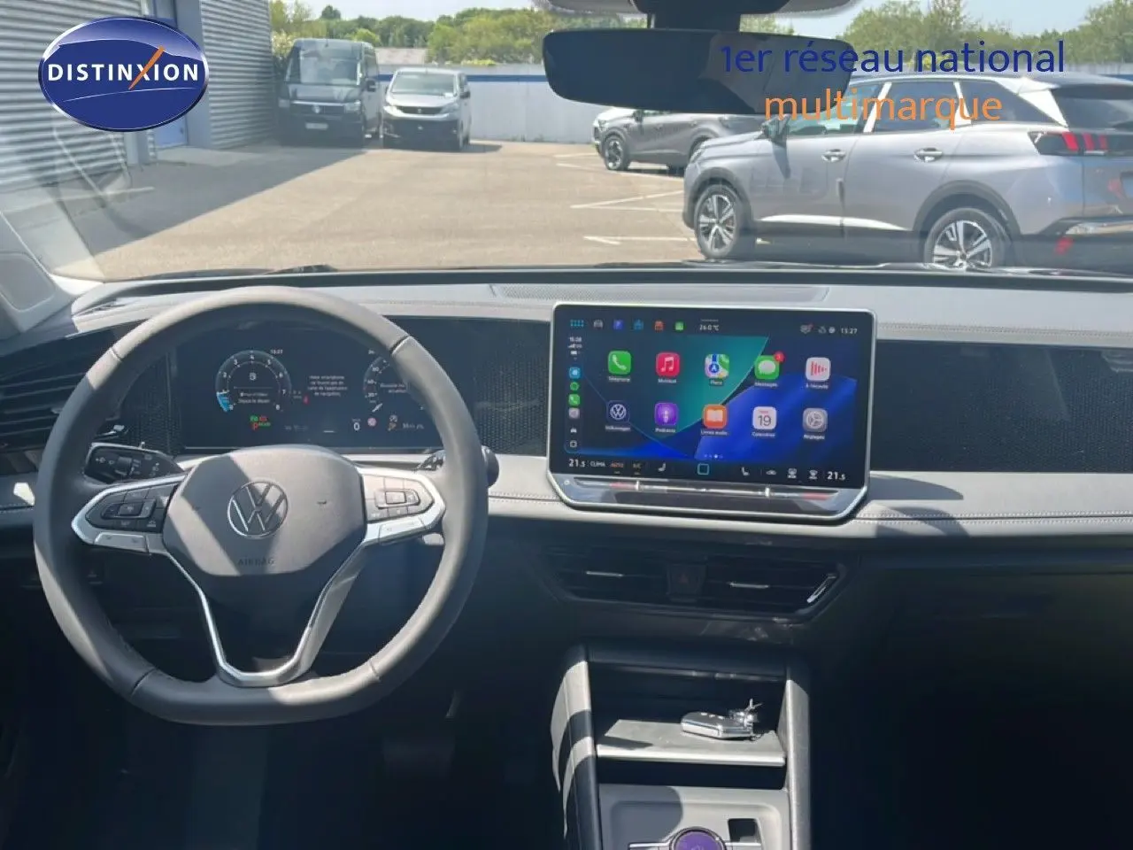 Vue intérieure du tableau de bord du Volkswagen Tiguan 2026 noir Grenadilla, avec écran tactile central et volant multifonction.