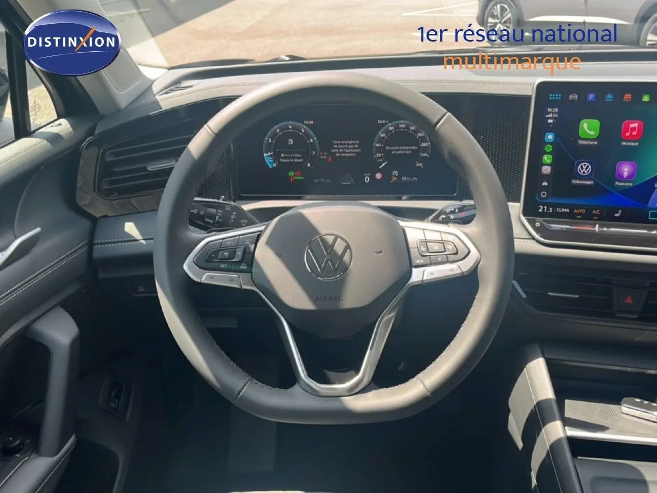 Vue intérieure centrée sur le volant multifonction noir et l'écran digital du tableau de bord du Volkswagen Tiguan 2026.