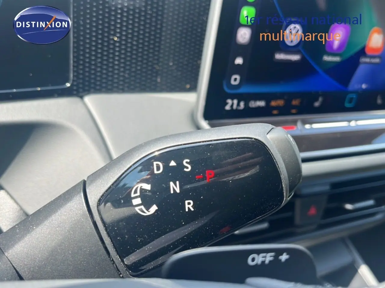 Gros plan sur le sélecteur de boîte automatique du Volkswagen Tiguan 2026, avec écran tactile en arrière-plan.