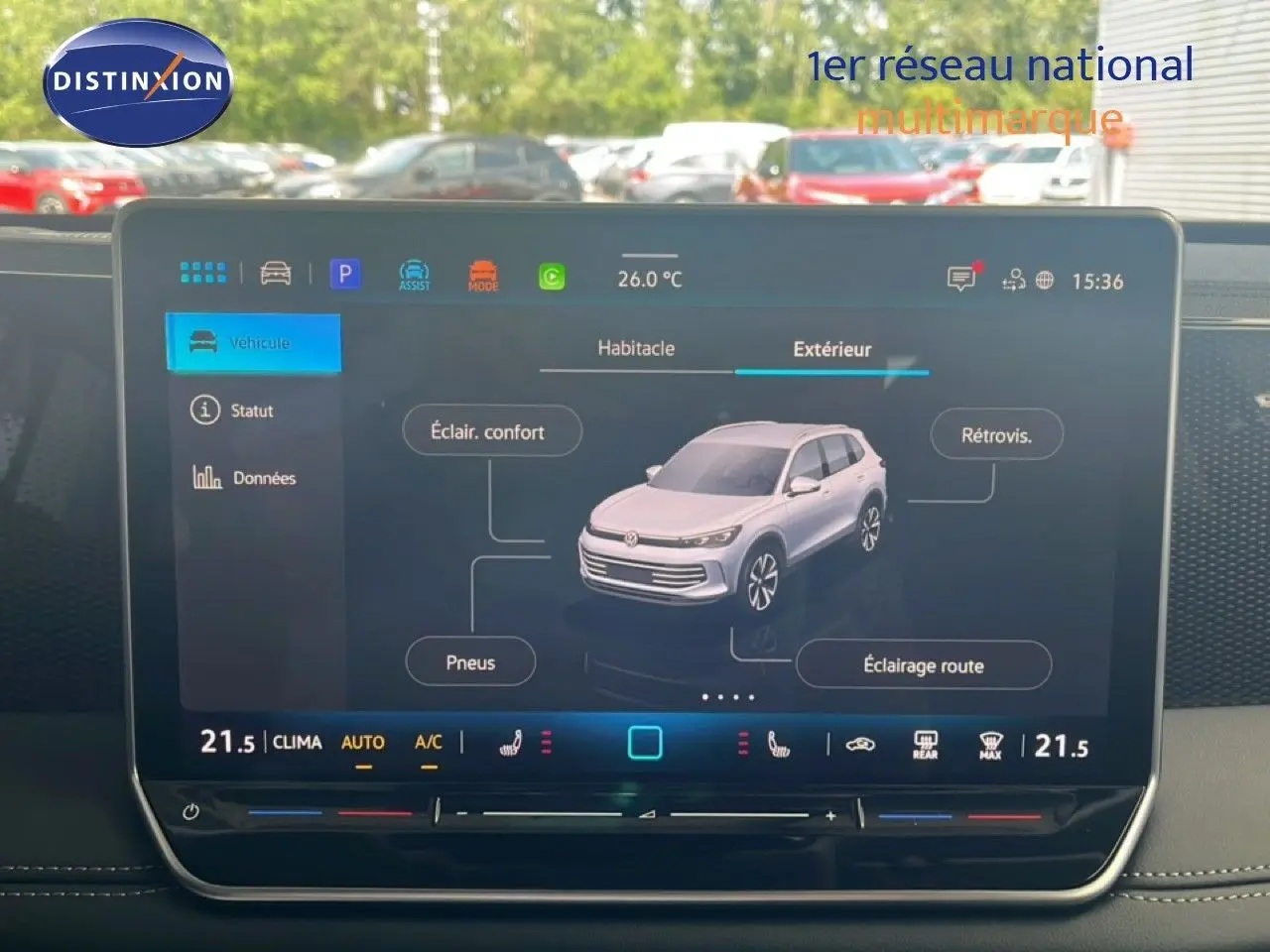 Écran tactile intérieur montrant l'interface du Volkswagen Tiguan 2026 avec vue 3D du véhicule gris clair.