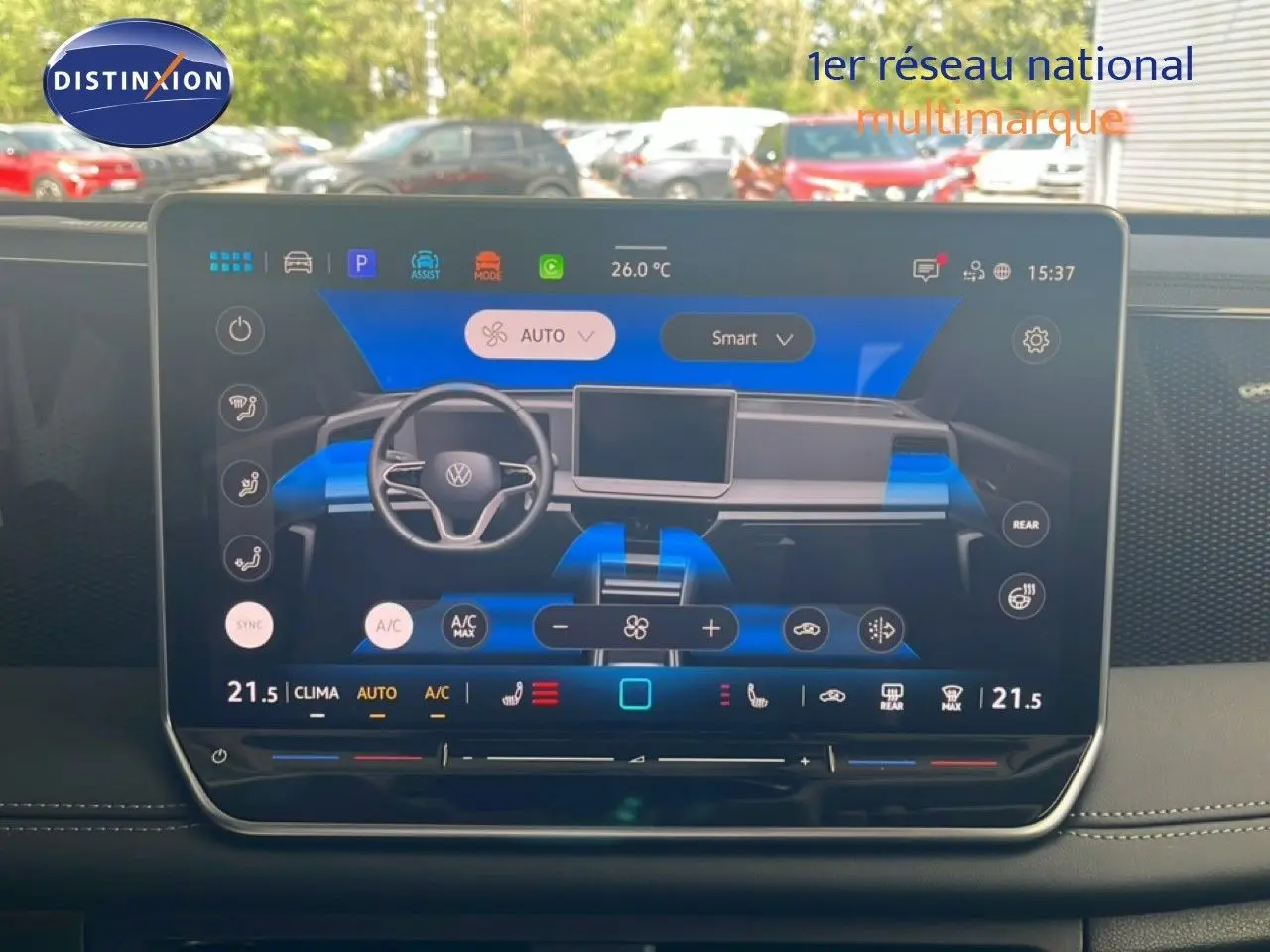 Vue intérieure du tableau de bord tactile du Volkswagen Tiguan 2026, affichant les réglages de climatisation et de confort.