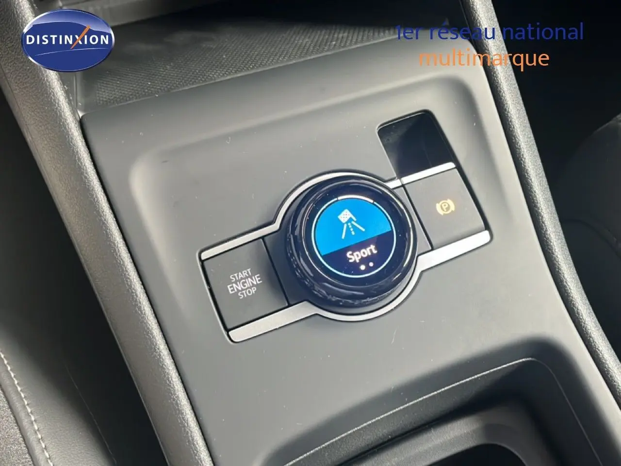 Gros plan sur la console centrale du Volkswagen Tiguan 2026 noir Grenadilla, bouton de sélection de mode Sport et démarrage.