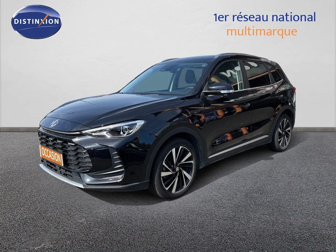 MG ZS 1.5L Hybrid+ 2025 en Pebble Black Metal, vue 3/4 avant droit, avec jantes alliage et calandre marquée.