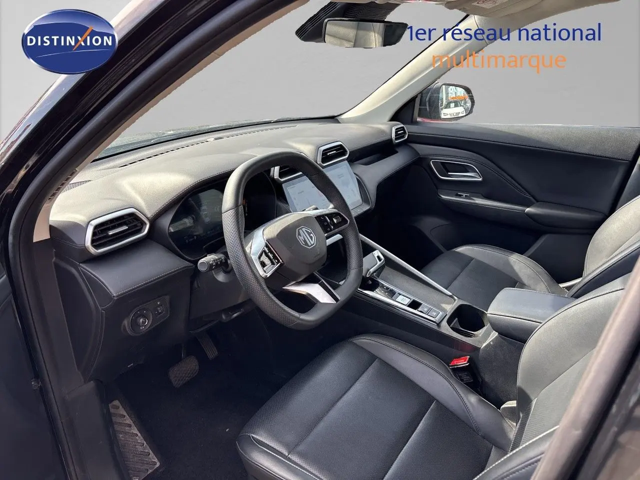 Intérieur noir du MG MOTOR ZS 1.5L Hybrid+ 2025, vue côté conducteur avec tableau de bord et volant multifonction.