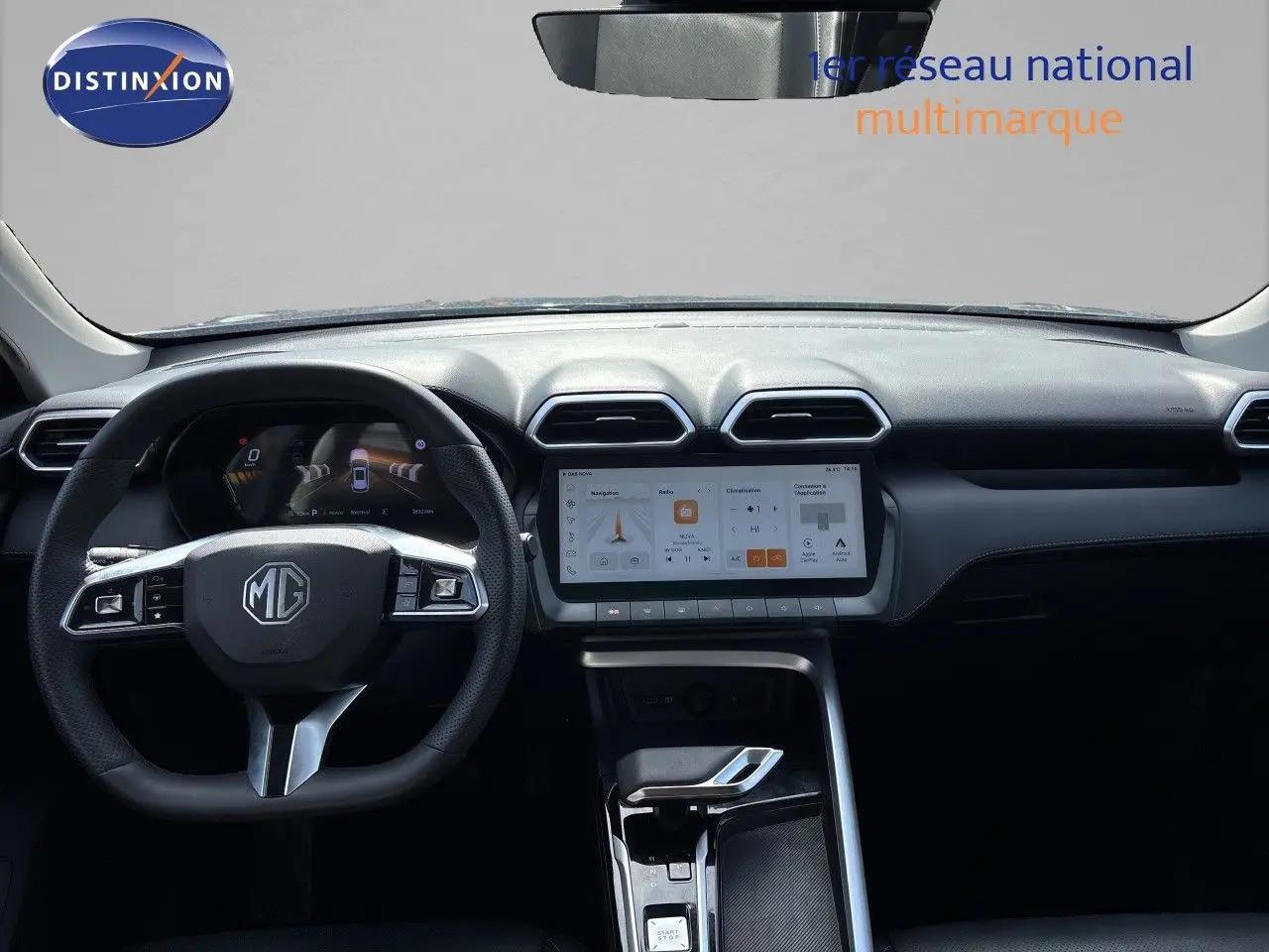 Vue intérieure frontale du tableau de bord du MG ZS 1.5L Hybrid+ 197ch Luxury en noir, avec écran tactile central et volant multifonction.