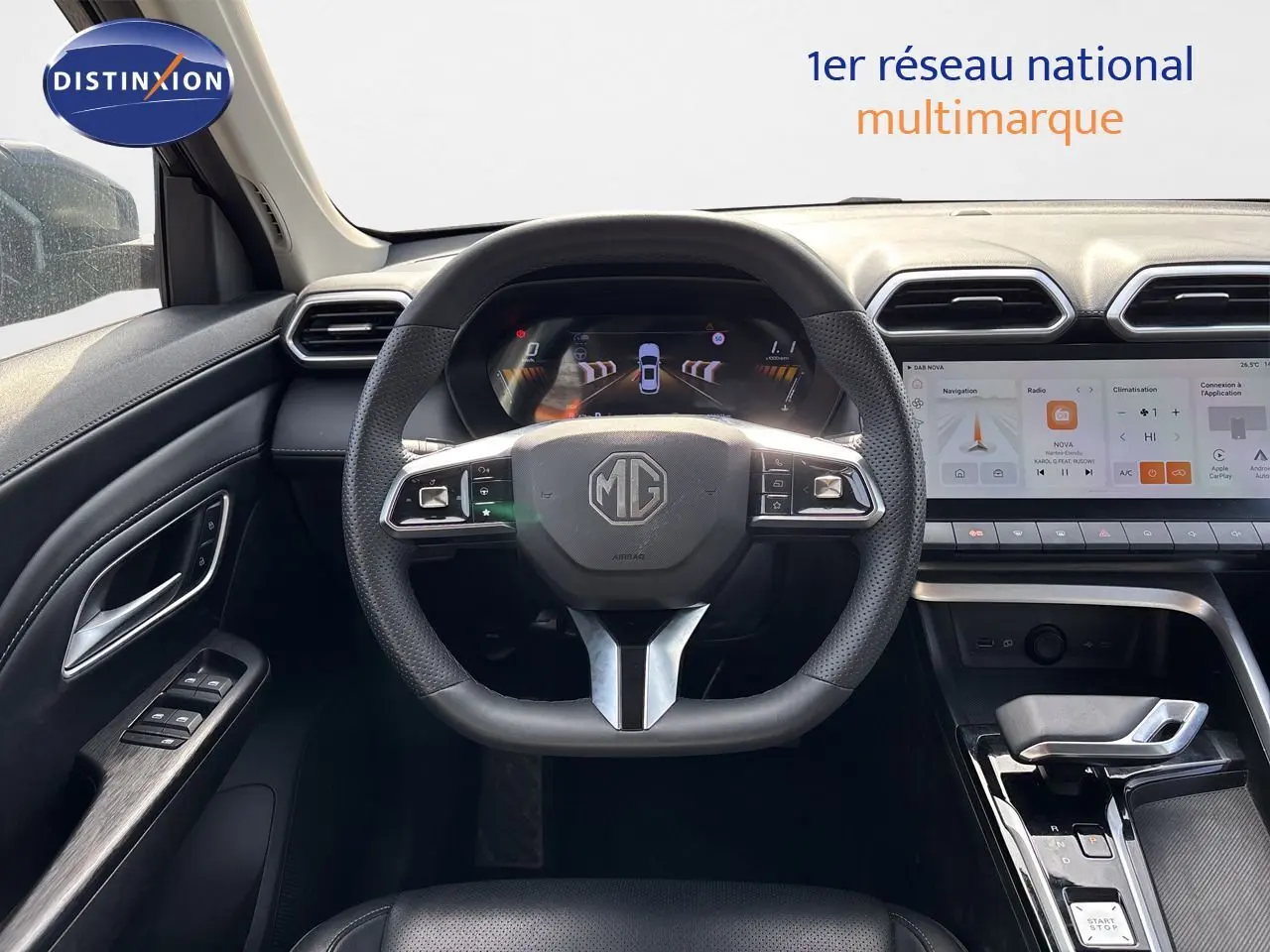 Vue intérieure centrée sur le volant multifonction et le tableau de bord numérique du MG ZS Pebble Black 2025.