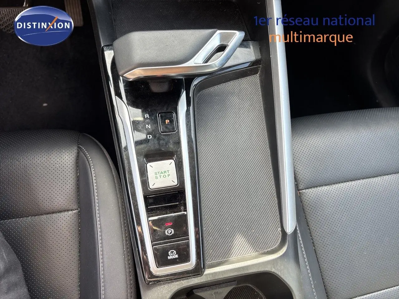 Vue rapprochée de la console centrale du MG ZS 1.5L Hybrid+ 197ch Luxury avec levier de vitesse et bouton start/stop.