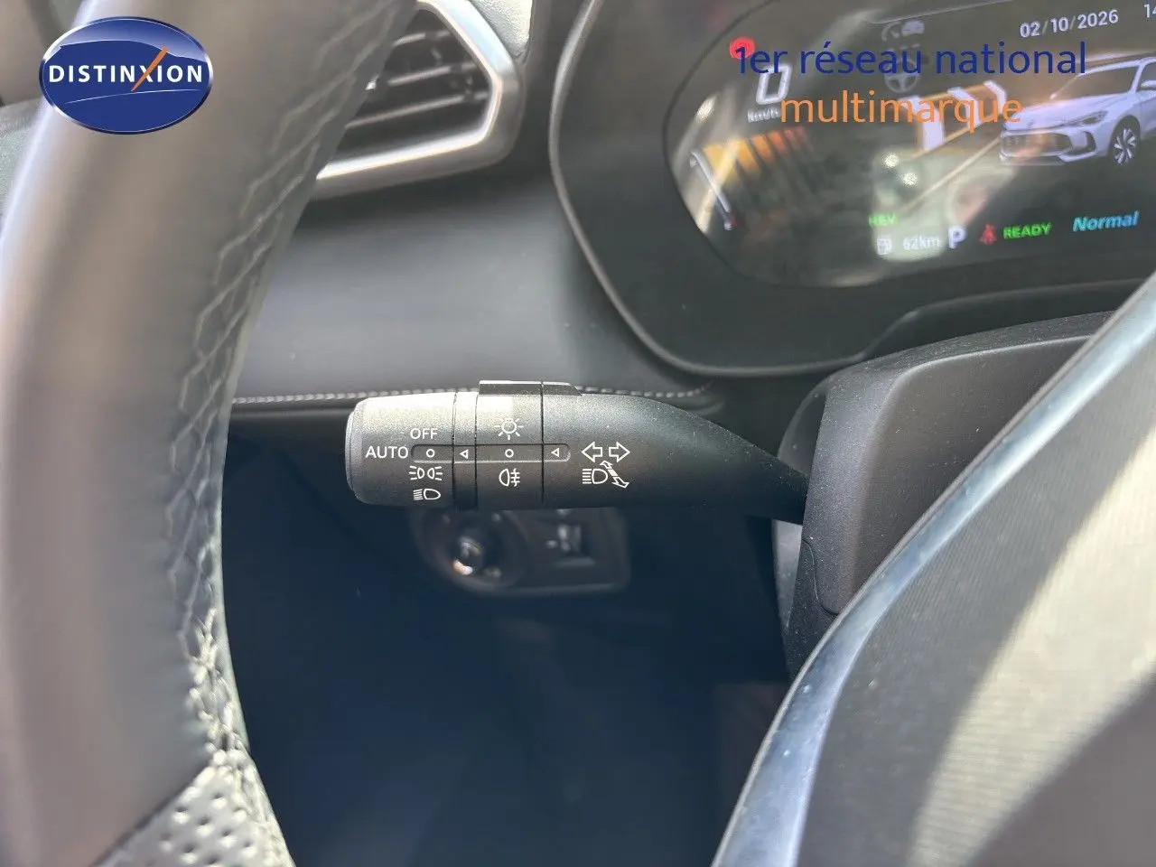 Gros plan sur la manette de feux et clignotants côté gauche du tableau de bord du MG MOTOR ZS 1.5L Hybrid+ 2025 noir.