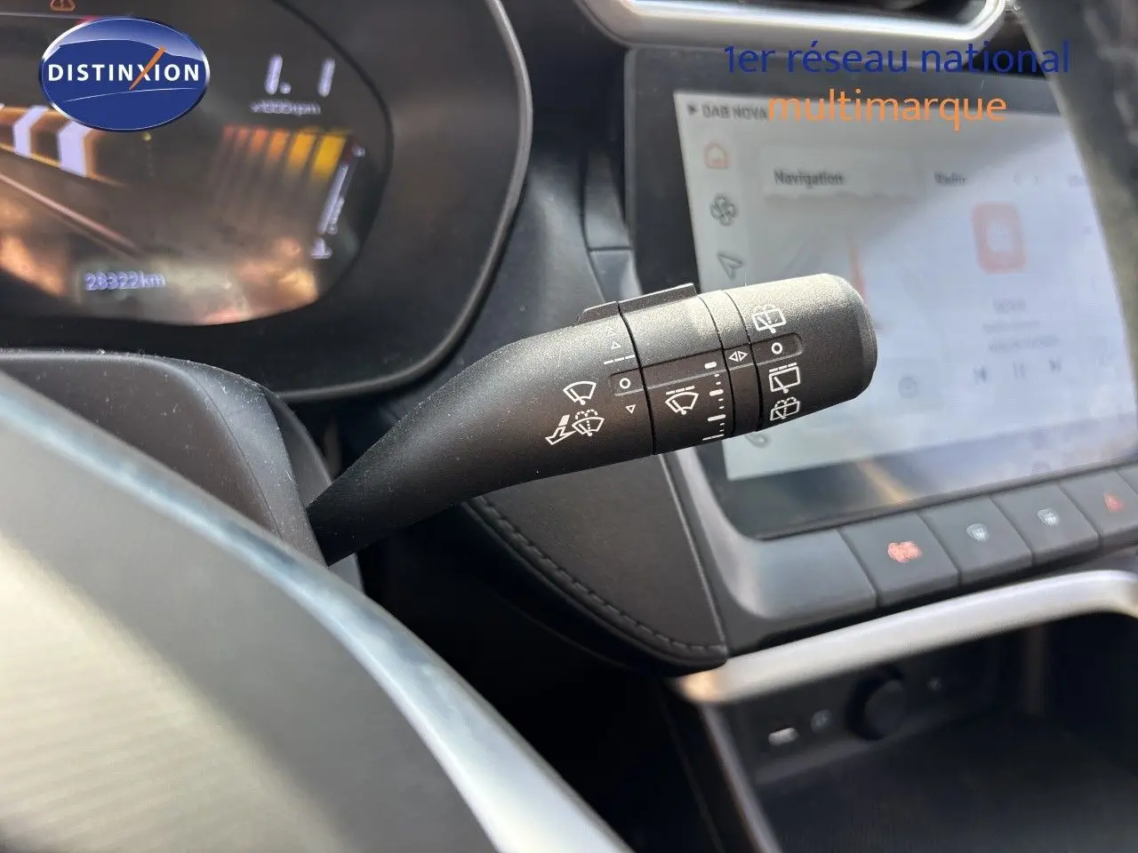 Gros plan sur la commande d’essuie-glace à gauche du volant dans l’habitacle noir du MG Motor ZS 1.5L Hybrid+ 2025.
