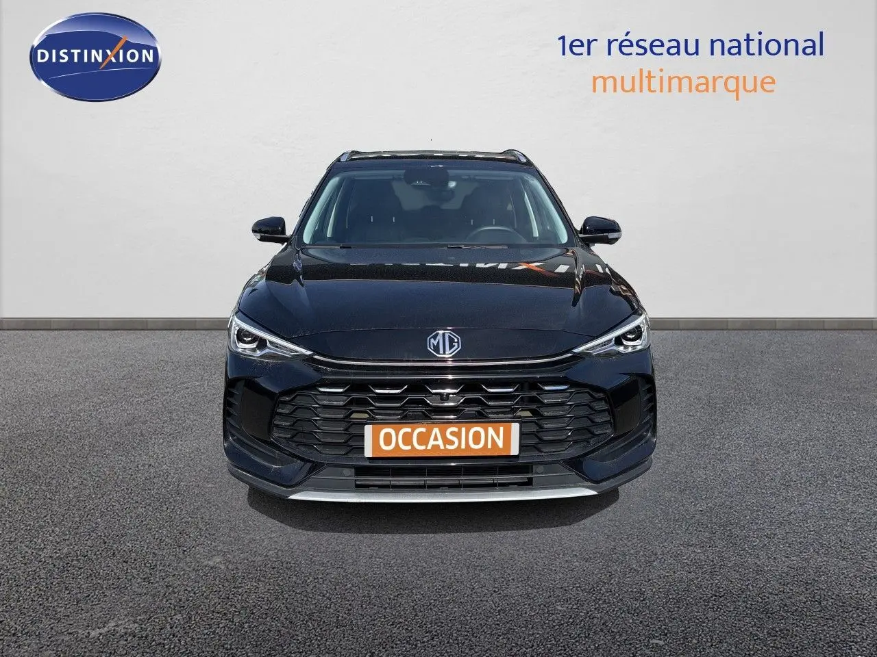 Vue frontale du MG ZS 1.5L Hybrid+ 197ch Luxury en Pebble Black Metal avec calandre large et phares LED fins.