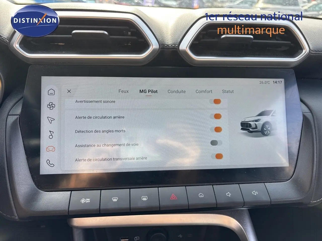 Écran tactile central du MG Motor ZS 2025 en Pebble Black, affichant les réglages d'aide à la conduite.