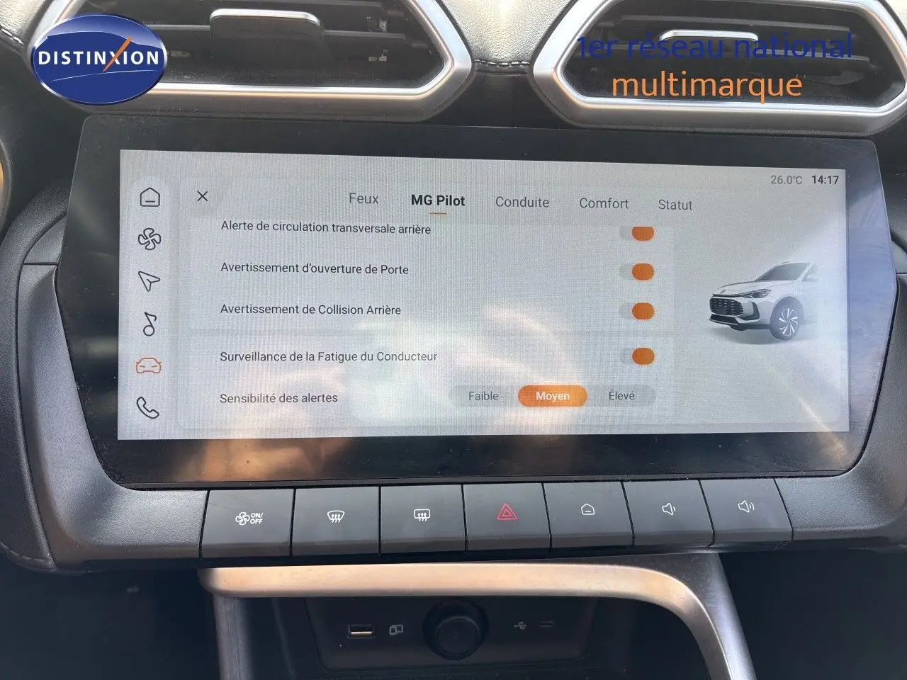 Écran tactile central du MG Motor ZS 2025 en Pebble Black, affichant les options d'alerte et d'assistance à la conduite.