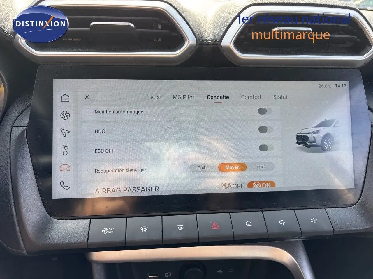 Écran tactile central du MG ZS 2025 affichant les réglages de conduite, entouré de la console noire et des aérateurs hexagonaux.