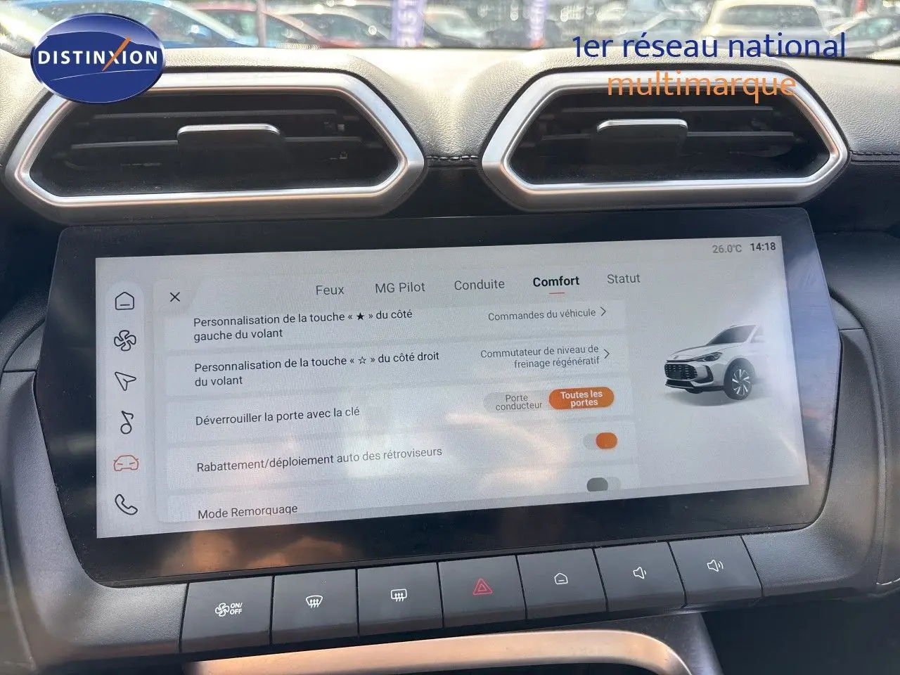 Écran tactile central du MG ZS 2025 en Pebble Black, vue frontale du tableau de bord avec commandes confort affichées.