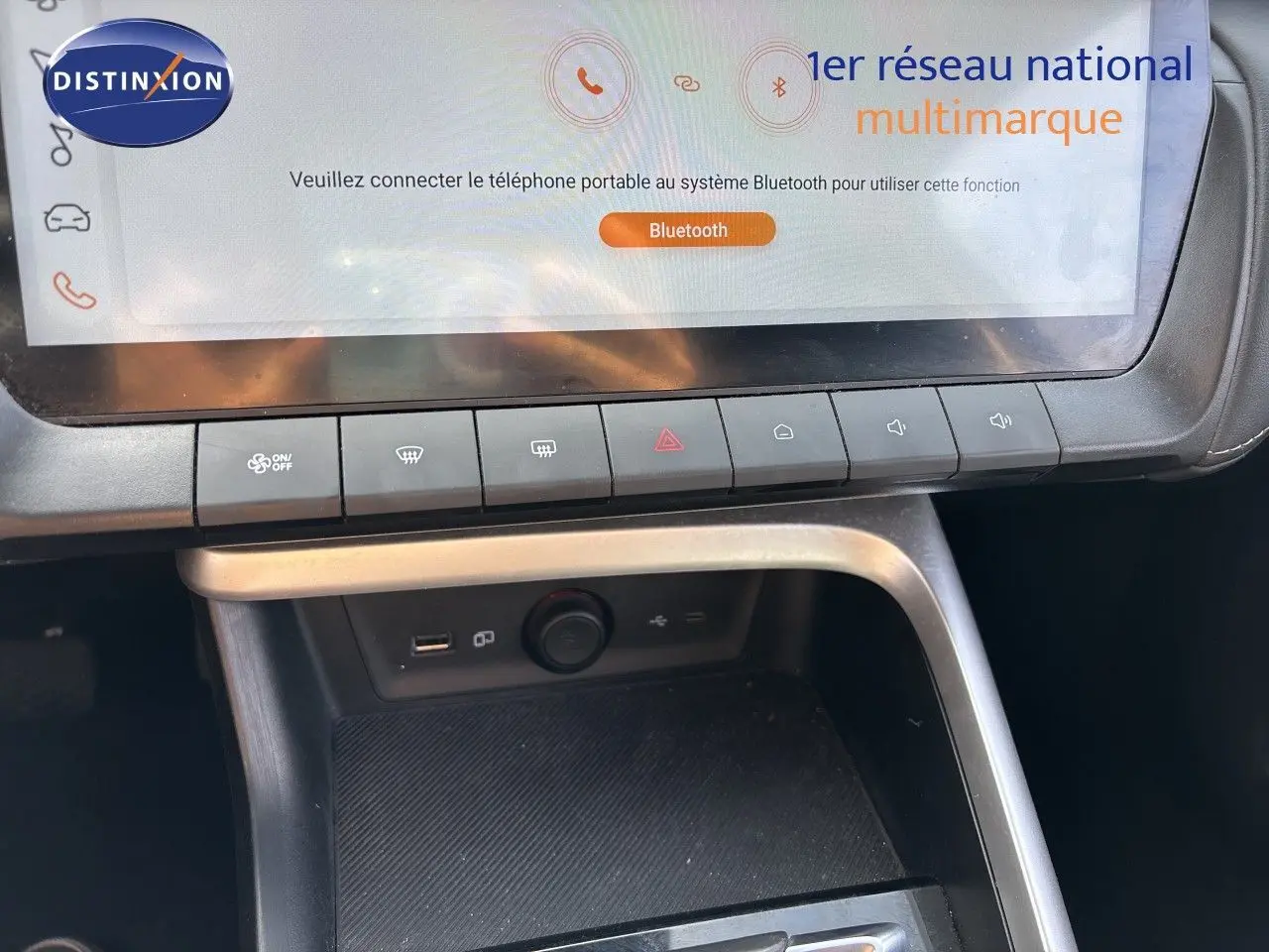 Détail de la console centrale du MG ZS 1.5L Hybrid+ 2025 avec écran tactile et rangements en plastique noir.