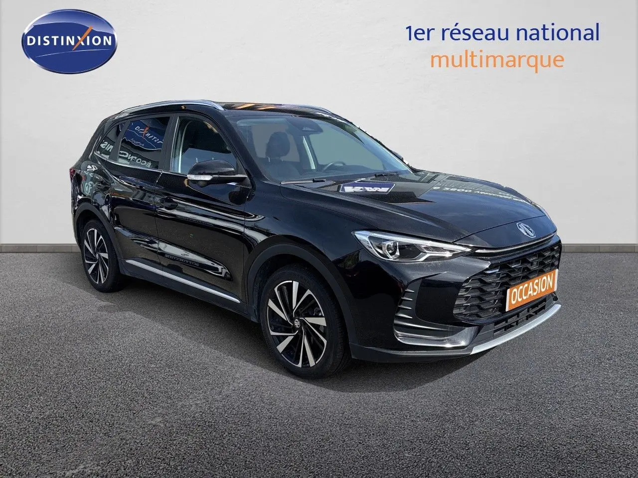 MG ZS 1.5L Hybrid+ 2025 en Pebble Black Metal, vue 3/4 avant avec calandre imposante et jantes bicolores.