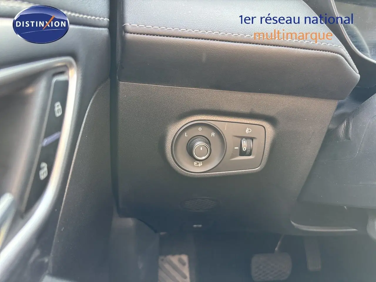 Détail intérieur montrant les commandes de réglage des rétroviseurs et de l’éclairage sur MG Motor ZS 1.5L Hybrid+ noir.