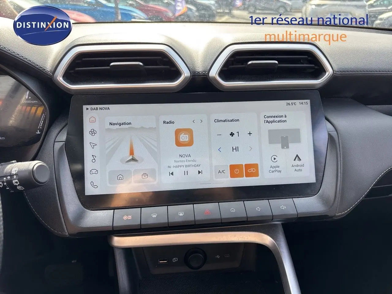 Vue rapprochée de l’écran tactile central et des commandes du tableau de bord intérieur du MG MOTOR ZS 1.5L HYBRID+ 197CH LUXURY.