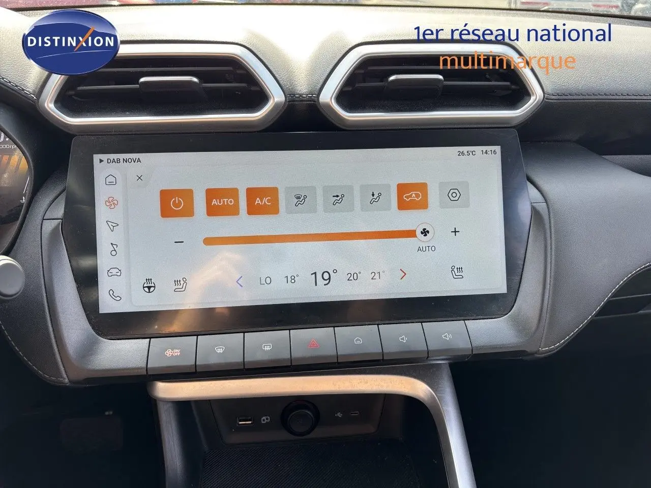 Vue rapprochée de l’écran tactile central du MG ZS 2025 en Pebble Black, affichant les commandes de climatisation.