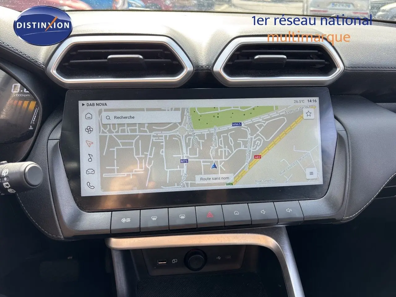 Vue rapprochée du tableau de bord noir du MG MOTOR ZS 1.5L HYBRID+ 197CH LUXURY avec écran tactile affichant une carte GPS.