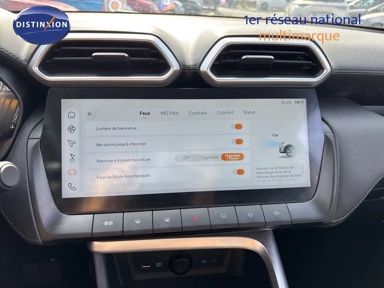 Vue rapprochée de l’écran tactile central du MG ZS Pebble Black, affichant les réglages des feux et de l’assistance.
