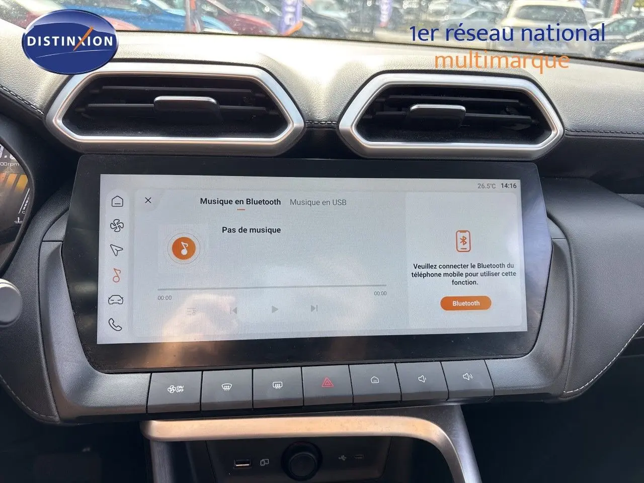 Vue rapprochée de l’écran tactile central du MG ZS 2025 en Pebble Black, affichant la connexion Bluetooth inactive.