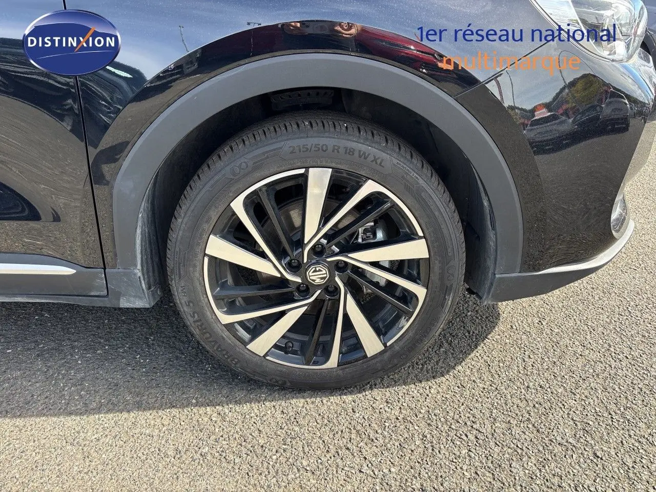 Gros plan sur la roue avant droite du MG ZS 2025 Pebble Black Metal, mettant en valeur la jante bi-ton et le logo MG central.