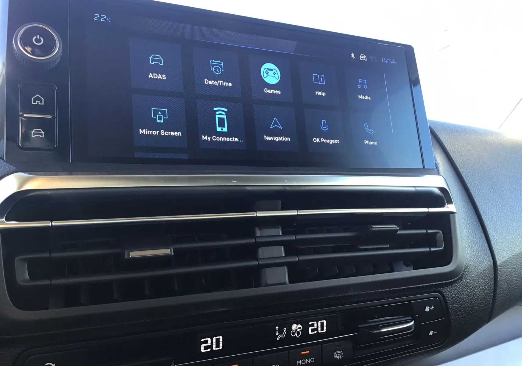 Vue rapprochée de l'écran tactile central et des commandes de climatisation du Peugeot Expert Fourgon blanc 2024.