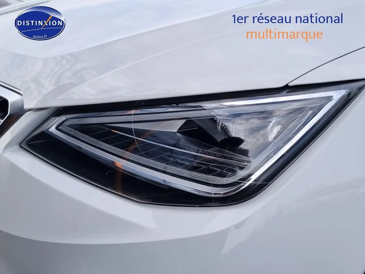 Gros plan sur le phare avant droit du SEAT Arona blanc 2023, soulignant son design anguleux et moderne.