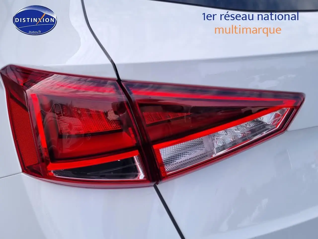 Gros plan sur le feu arrière droit rouge et blanc d'une SEAT Arona blanche 2023 vue de l'arrière