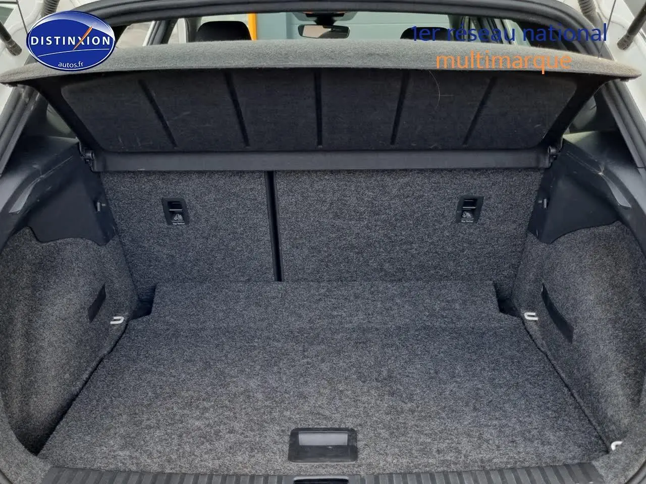 Coffre ouvert et vide du SEAT Arona blanc, vue arrière montrant l'espace de chargement et la tablette cache-bagages.