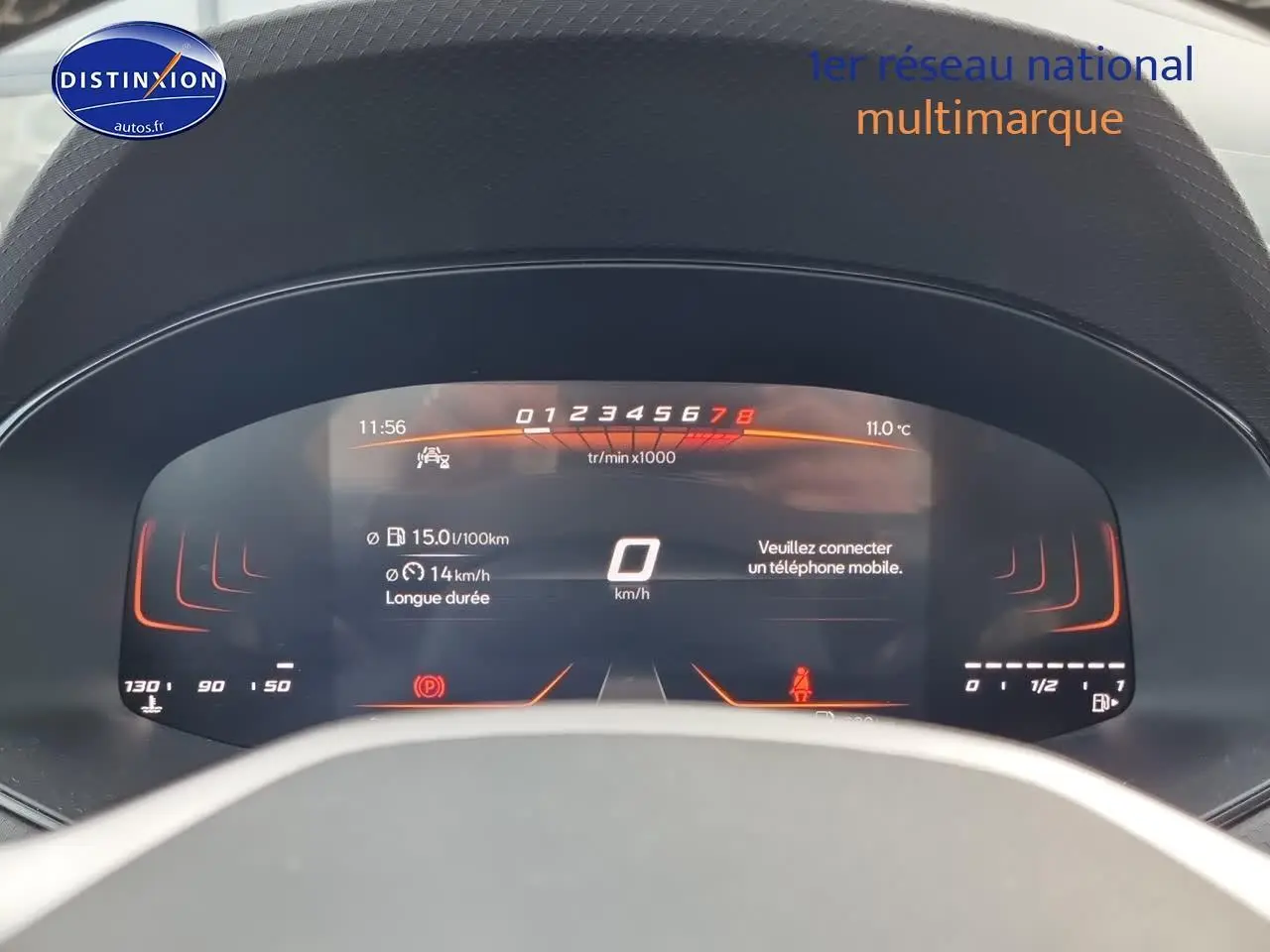 Tableau de bord numérique du SEAT Arona 2023 affichant vitesse, compte-tours et alertes, vue frontale rapprochée.