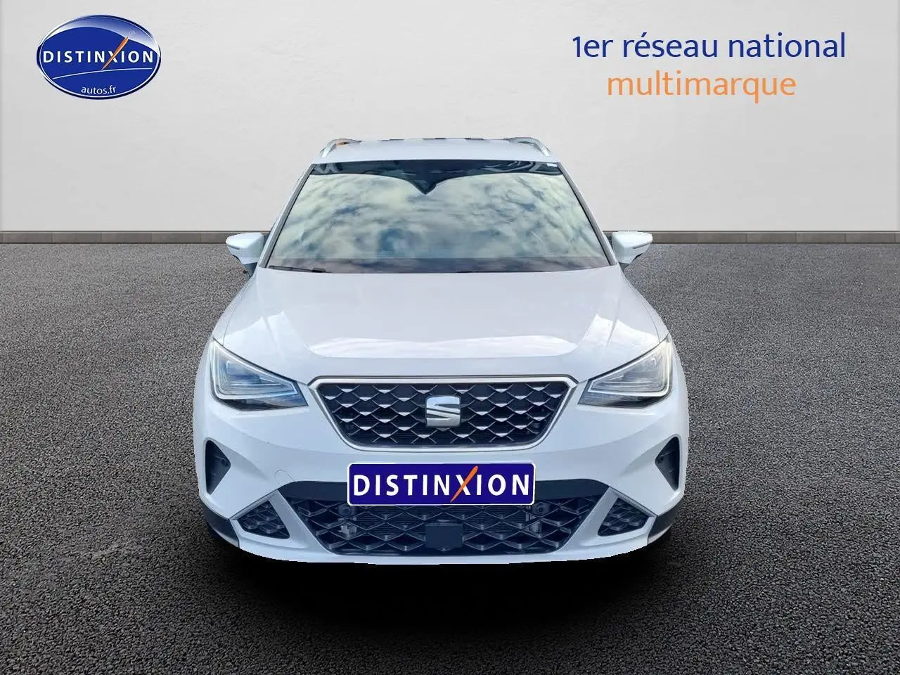 Vue frontale d'un SEAT Arona blanc 2023 avec calandre hexagonale et phares LED distinctifs.