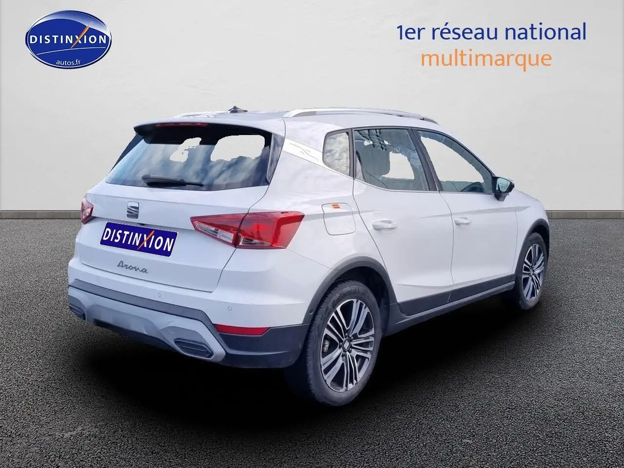SEAT Arona blanc en 3/4 arrière droit, soulignant ses feux LED et jantes alliage 17 pouces.