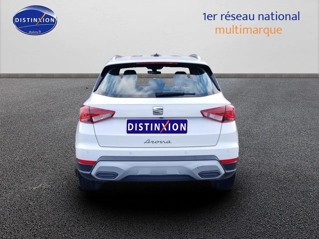 Vue arrière d'un SEAT Arona blanc 2023 avec feux LED et double sortie d'échappement intégrée au pare-chocs.