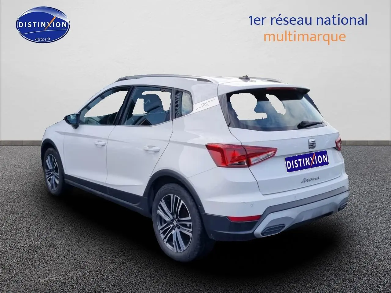 SEAT Arona blanc en vue 3/4 arrière droit, soulignant les jantes alu et les feux arrière LED distinctifs.